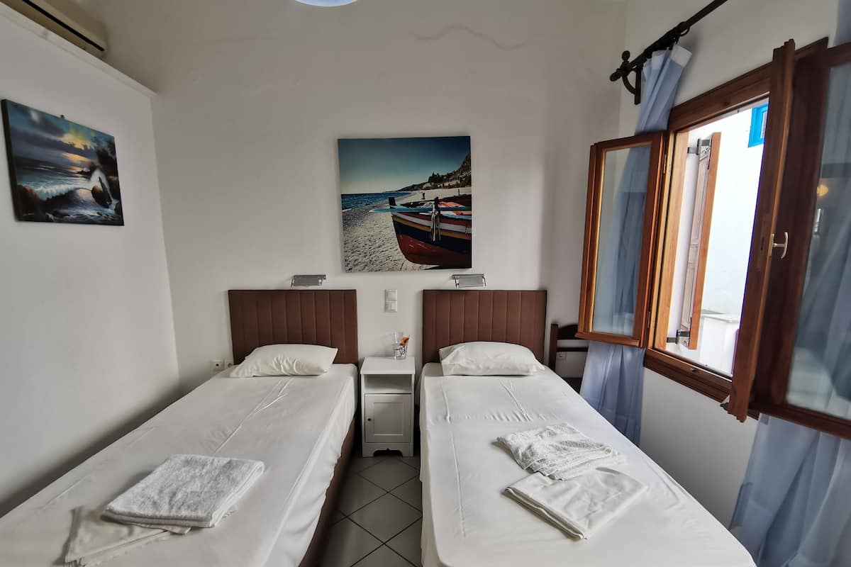 Habitación estándar con 1 cama doble o 2 individuales | Wifi gratis y ropa de cama