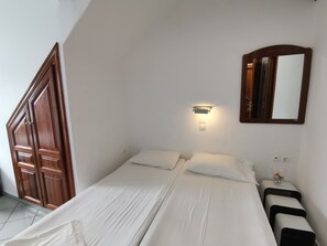 Standard Triple Room | Free WiFi, bed sheets - Maria Eleni Guesthouse (Mykonos)