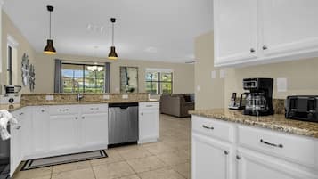 Køleskab, mikrobølgeovn, ovn, kogeplade