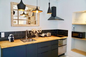 Deluxe Apartment, Courtyard View | Private kitchen | Fridge, microwave, oven, stovetop - Home Chic Home Les Suites de La Comédie (Montpellier)