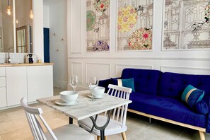 Deluxe Apartment, City View | Living area | 55-inch flat-screen TV with cable channels, Netflix, streaming services - Home Chic Home Les Suites de La Comédie (Montpellier)