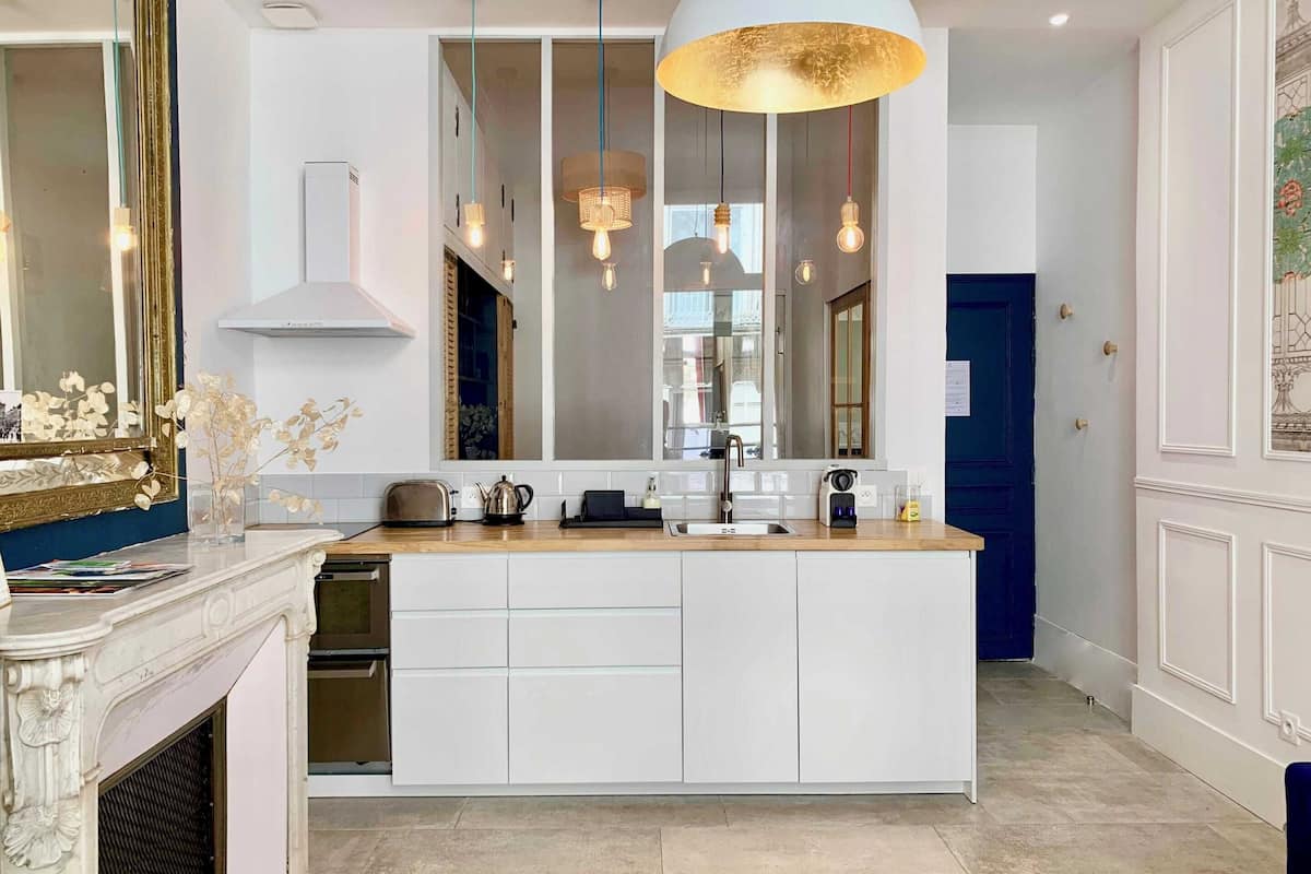 Deluxe appartement, uitzicht op stad | Privékeuken | Een koelkast, een magnetron, een oven, een kookplaat