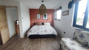 4 bedrooms, iron/ironing board, WiFi, bed sheets - Cosy London Family House Plus Sweet Cat (London)