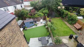 Outdoor dining - Cosy London Family House Plus Sweet Cat (London)
