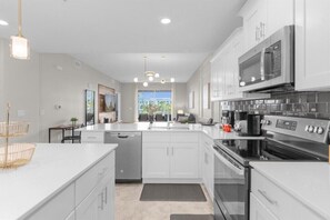 Kylskåp, mikrovågsugn, ugn och spishäll