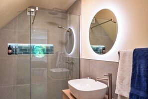 Douche, sèche-cheveux, serviettes fournies, shampoing