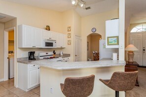 Fridge, microwave, oven, stovetop - Spacious 4-Bed Pool Retreat Close to Disney and Local Attractions (Davenport)