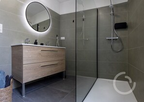 Haartrockner, Handtücher, Seife, Toilettenpapier