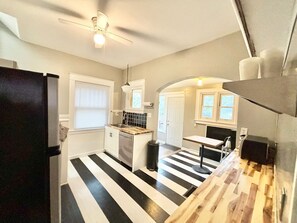 Réfrigérateur, four à micro-ondes, un four, surface de cuisson