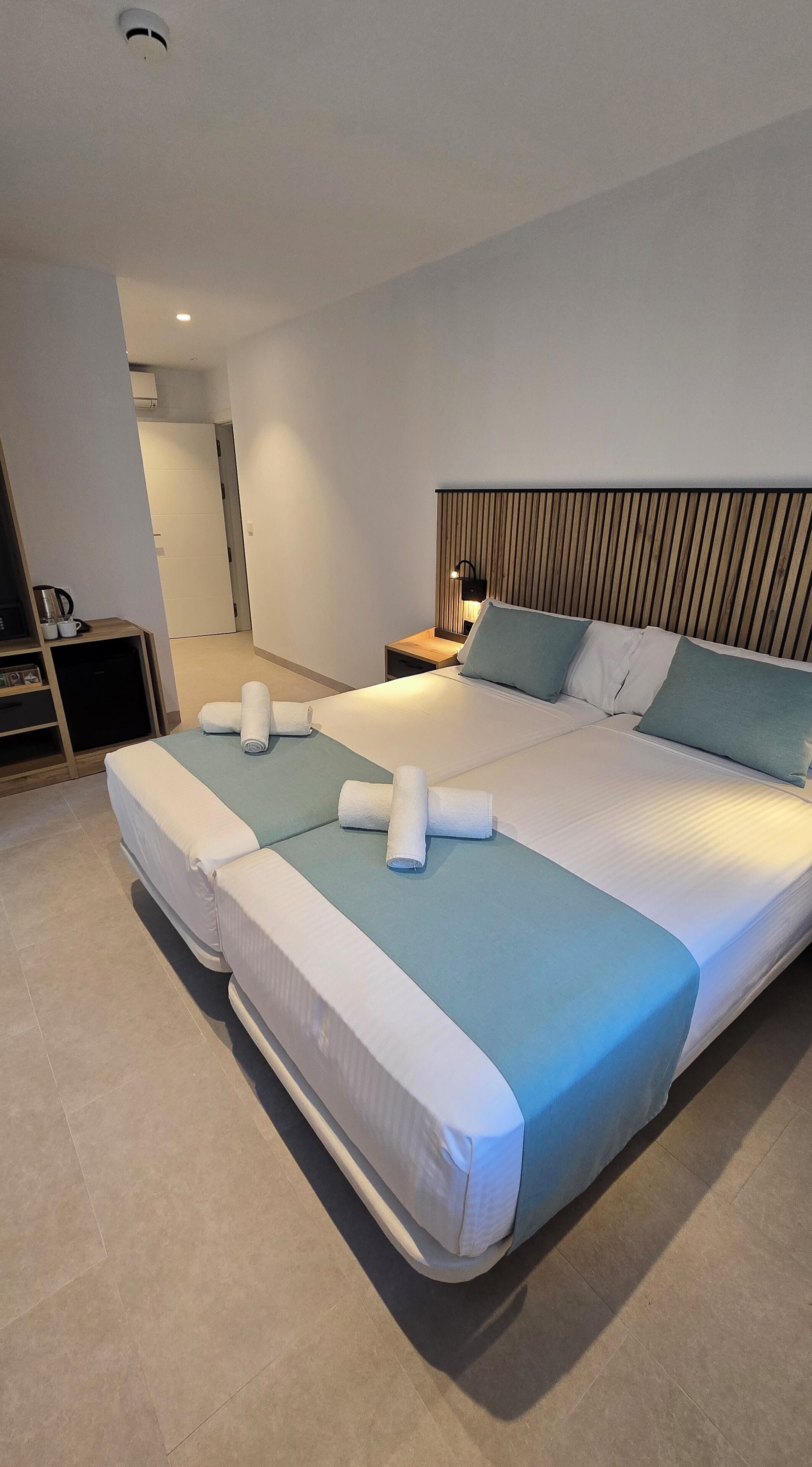 Tvåbäddsrum Deluxe - 2 enkelsängar - icke-rökare - privat badrum | Värdeförvaringsskåp på rummet, skrivbord och arbetsyta för laptop