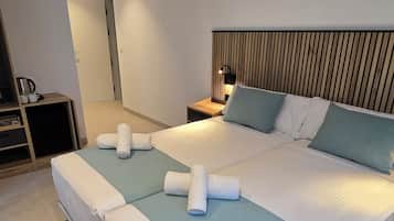 TvÄbÀddsrum Deluxe - 2 enkelsÀngar - icke-rökare - privat badrum | VÀrdeförvaringsskÄp pÄ rummet, skrivbord och arbetsyta för laptop