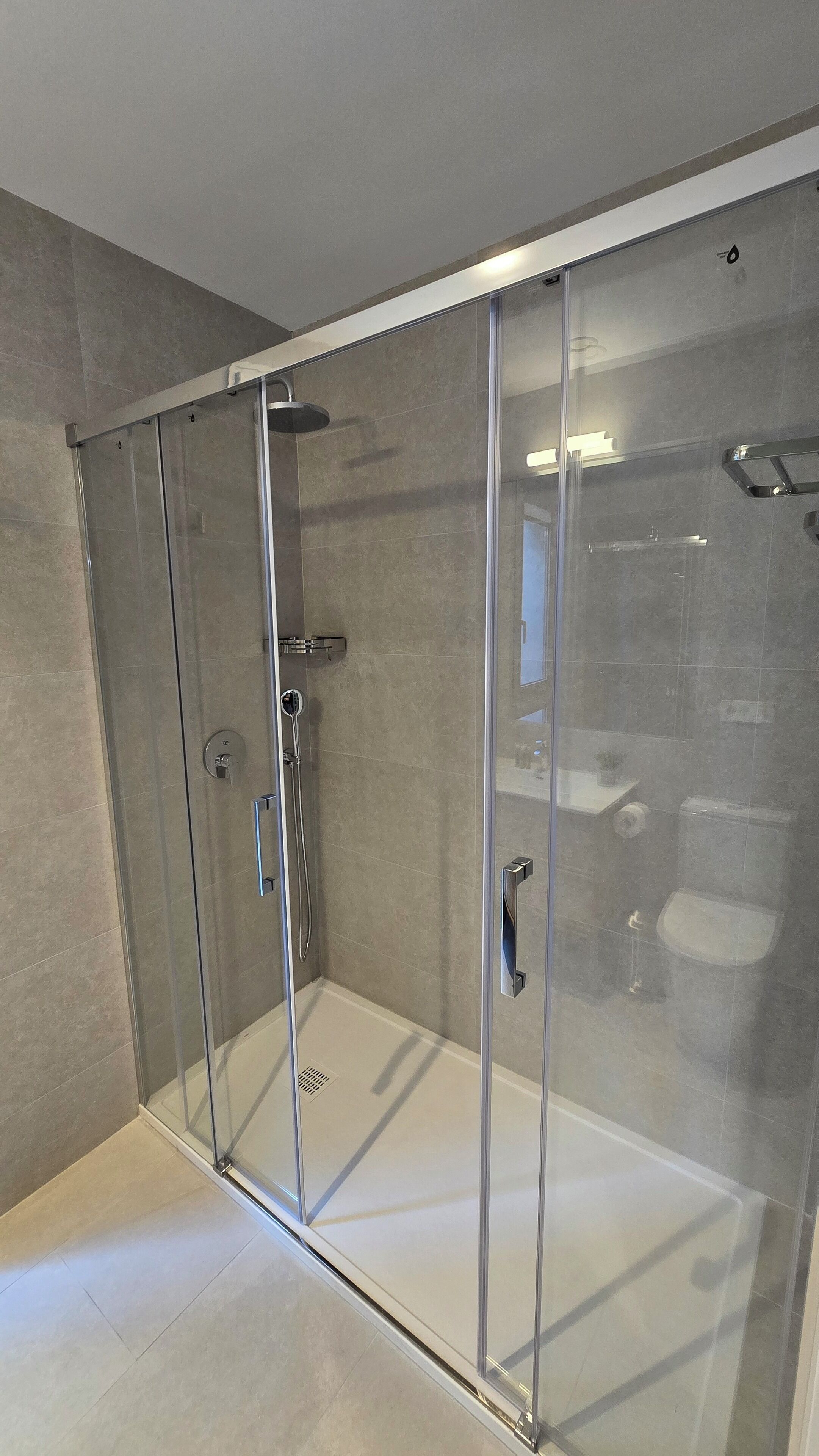 Ein modernes Badezimmer mit einer Duschkabine, einer Toilette und einem Waschbecken.