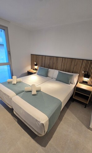 Comfort Twin kamer, niet-roken, privébadkamer | Een kluis op de kamer, een bureau, een laptopwerkplek