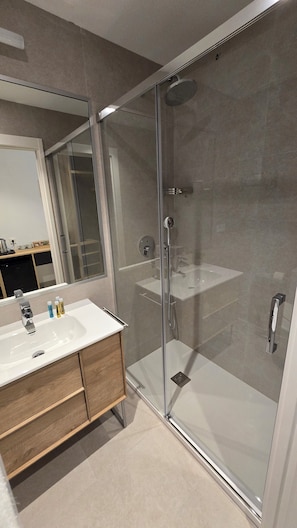 Dusche, Haartrockner, Handtücher, Seife