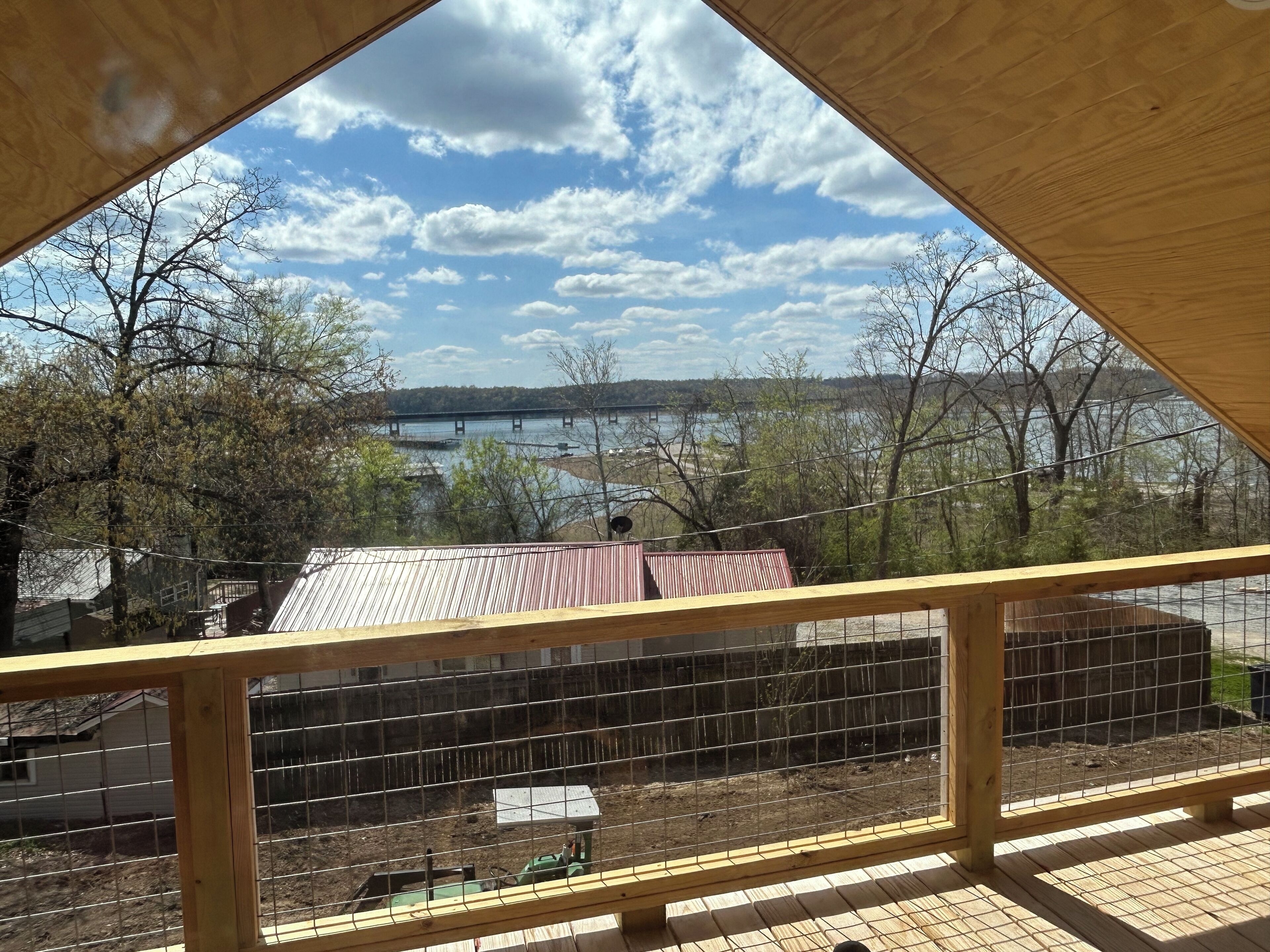 NEW- Lake Cabin within walking distance to Marina and Water 