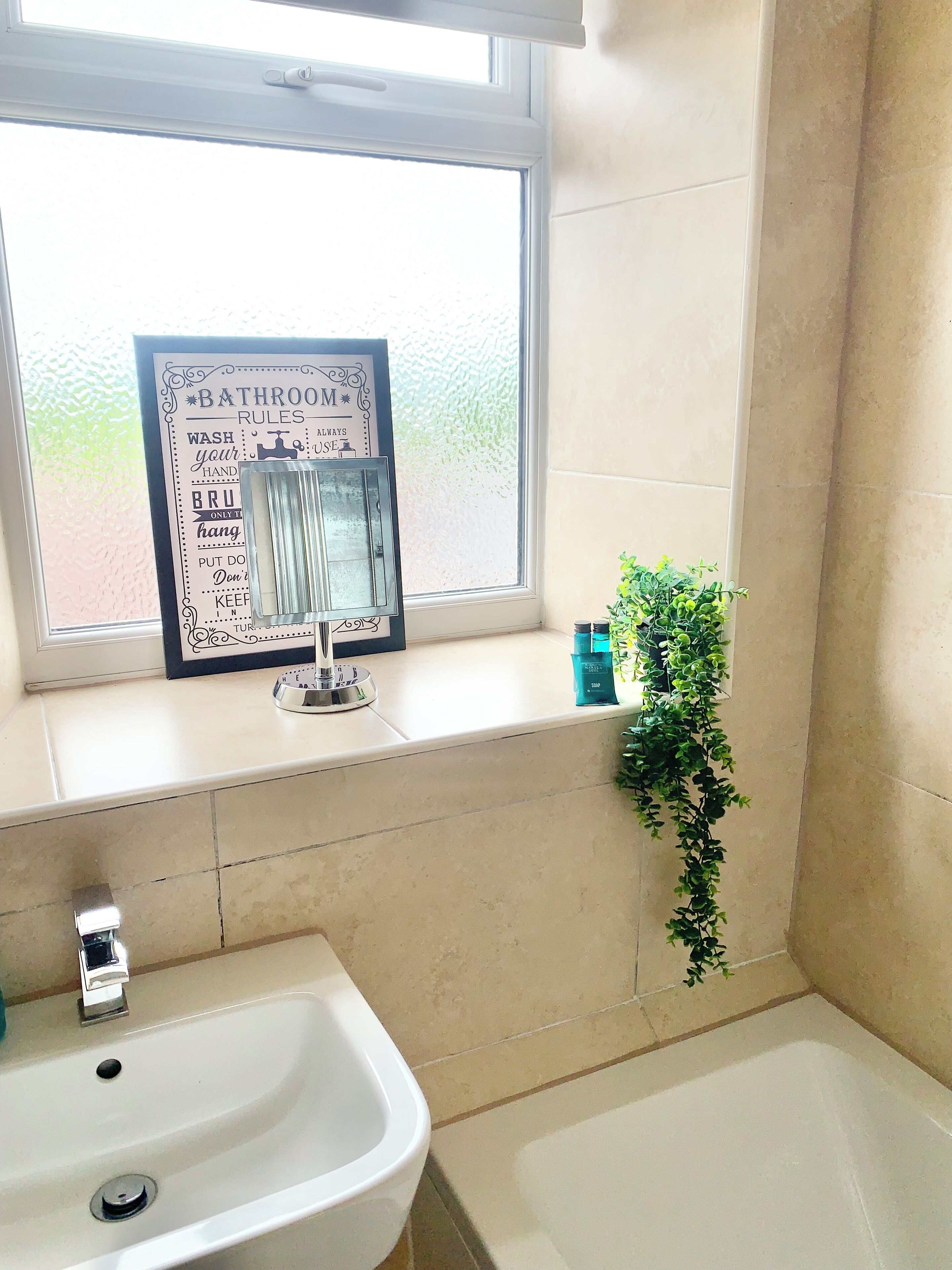 Hårføner, bidé, håndklær og såpe