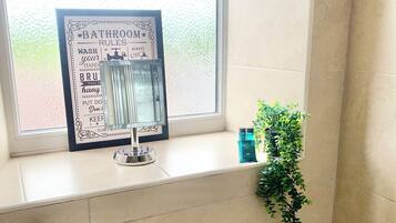 Hårføner, bidé, håndklær og såpe