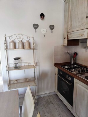 Fridge, oven, stovetop, coffee/tea maker - Your nest in Manerba (manerba del garda)