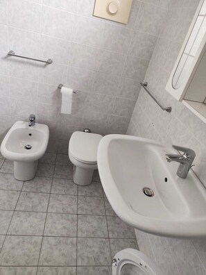 風筒、提供毛巾、廁紙