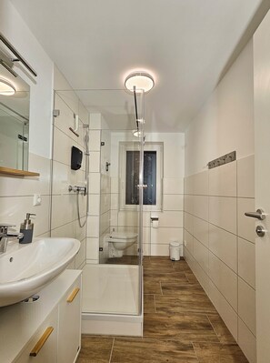 淋浴設備、風筒、提供毛巾、番梘