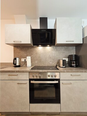 Kühlschrank, Mikrowelle, Ofen, Herdplatte