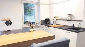 Fridge, oven, dishwasher, coffee/tea maker