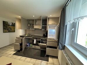 Réfrigérateur, four, plaque de cuisson, lave-vaisselle