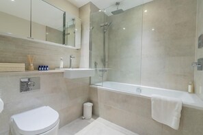 Toalhas de banho, sabonete, shampoo, papel higiênico