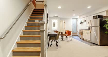 Garage, King Bed, and Queen Pullout in Cap Hill. Two Blocks to Metro/Restaurants