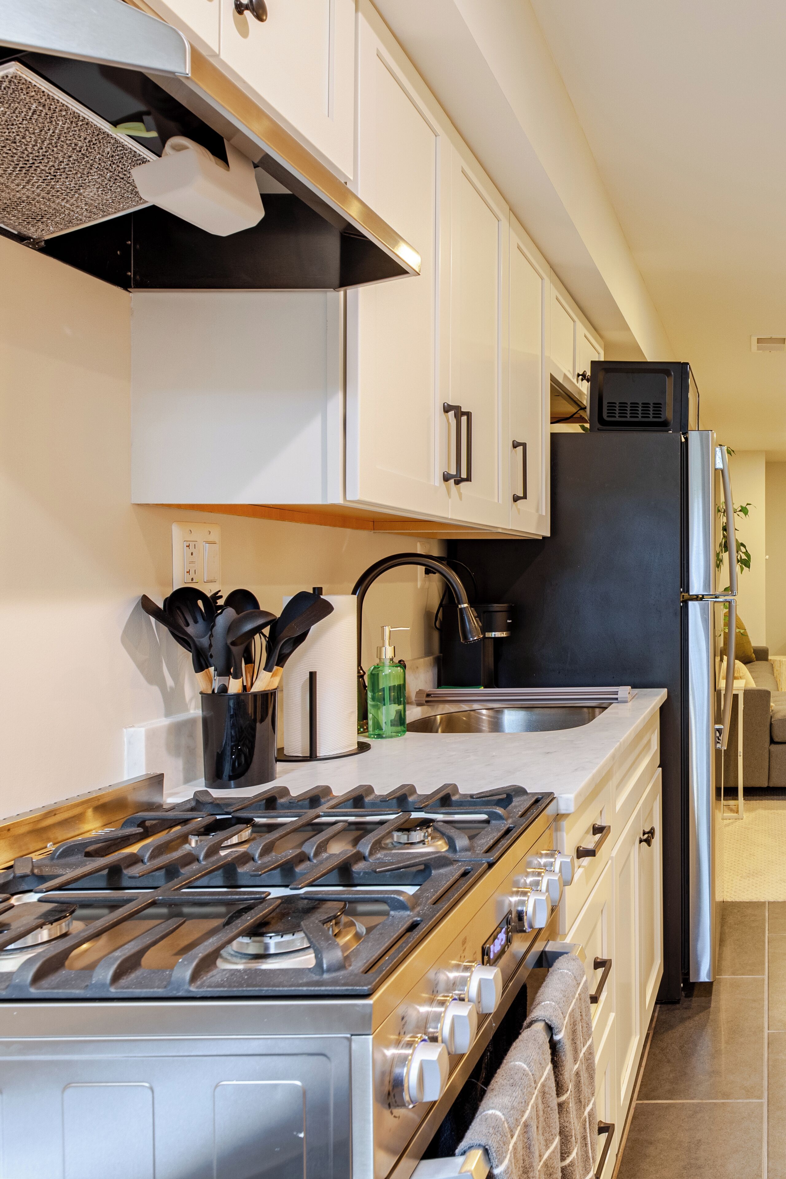 Kjøleskap, mikrobølgeovn, ovn og kokeplater