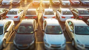 Un estacionamiento lleno de coches.
