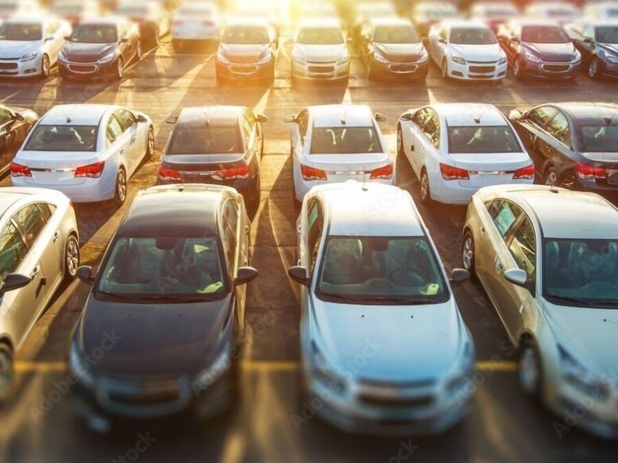 Un estacionamiento lleno de coches.
