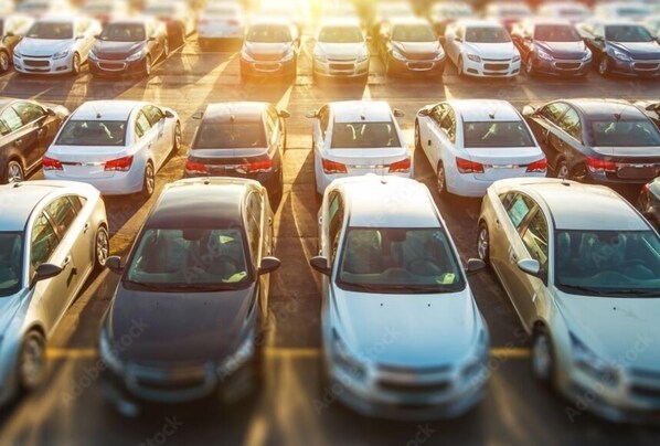 Un estacionamiento lleno de coches.