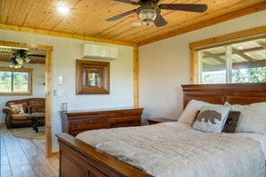 1 bedroom, iron/ironing board, free WiFi, bed sheets - Peaceful Cabin-Breathtaking Views near Branson, MO (Walnut Shade)