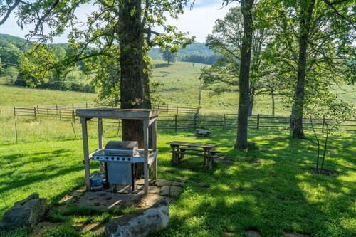 Peaceful Cabin-Breathtaking Views near Branson, MO