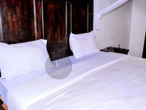 Meja, ruang kerja komputer riba, kalis bunyi, seterika/papan seterika 