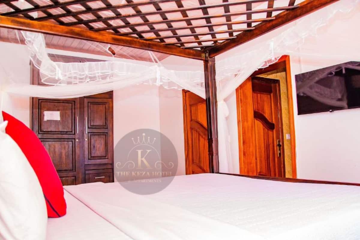 Luxury Double Room, Balcony, City View | Desk, laptop workspace, soundproofing, iron/ironing board