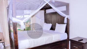 Bàn, khu vực làm việc phù hợp cho laptop, phòng cách âm