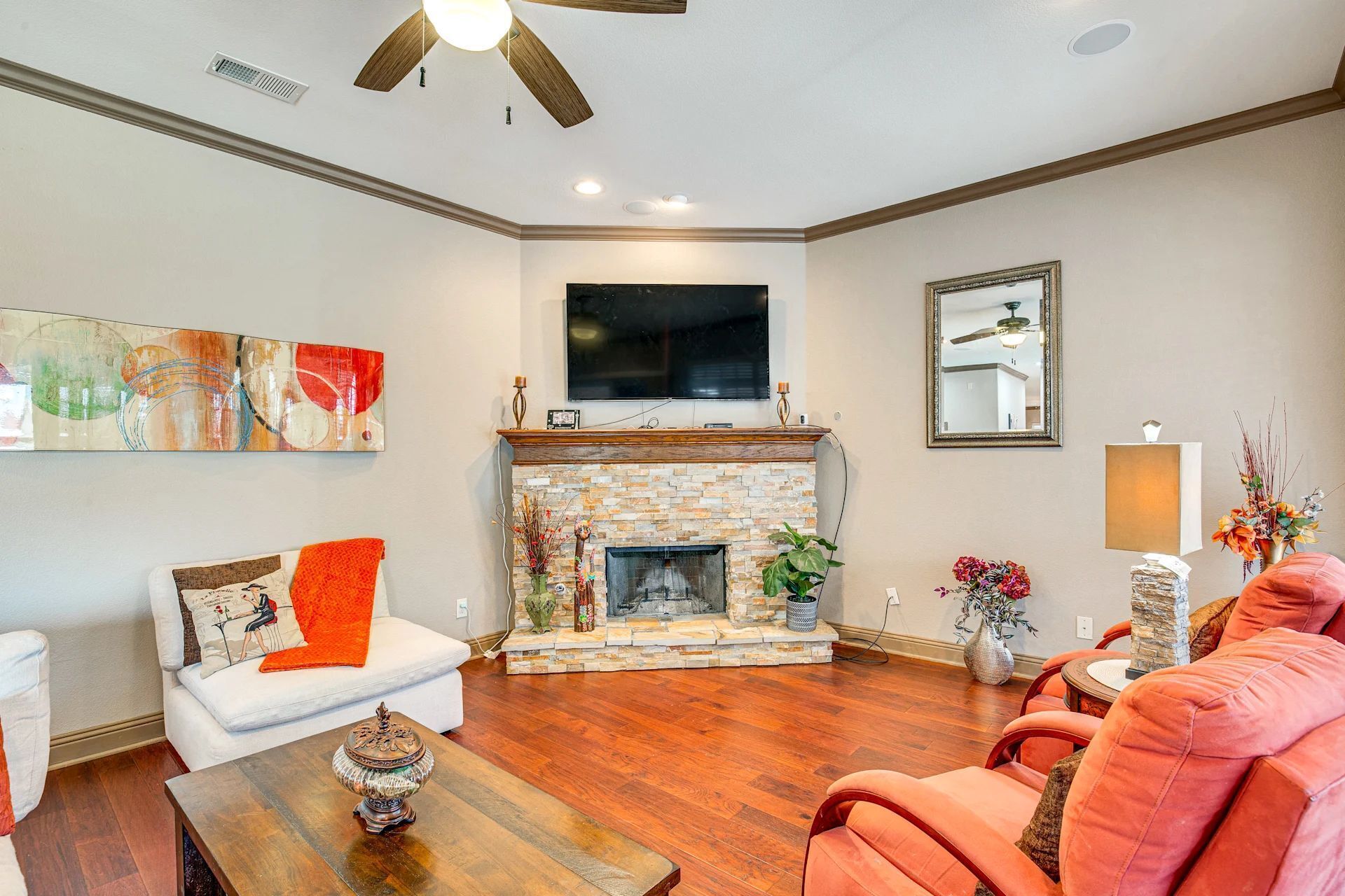 Smart TV, chimenea y impresora 