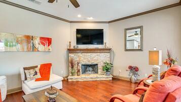 Smart TV, chimenea y impresora