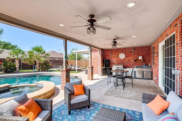 Outdoor dining - Enjoy the peace and quiet back patio with Lagoon pool. (rowlett)