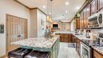 冰箱、微波炉、烤箱、炉灶