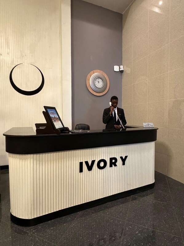 Un comptoir d’accueil sur lequel le nom « IVORY » est clairement affiché.