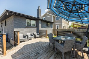 Outdoor dining - Sunset Beach House With Patio & Parking! (St. Catharines)