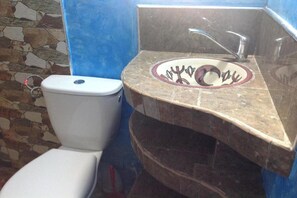 Shower, rainfall showerhead, free toiletries, towels