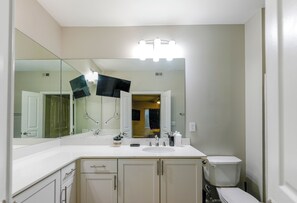 Secador de pelo, toallas, jabón y champú