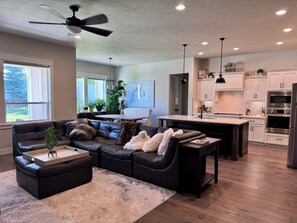 Smart TV, fireplace, books, music library - 4BD 3BA Home in Quiet Community. Pet-Friendly with Gated Yard. Sleeps up to 12. (Meridian)