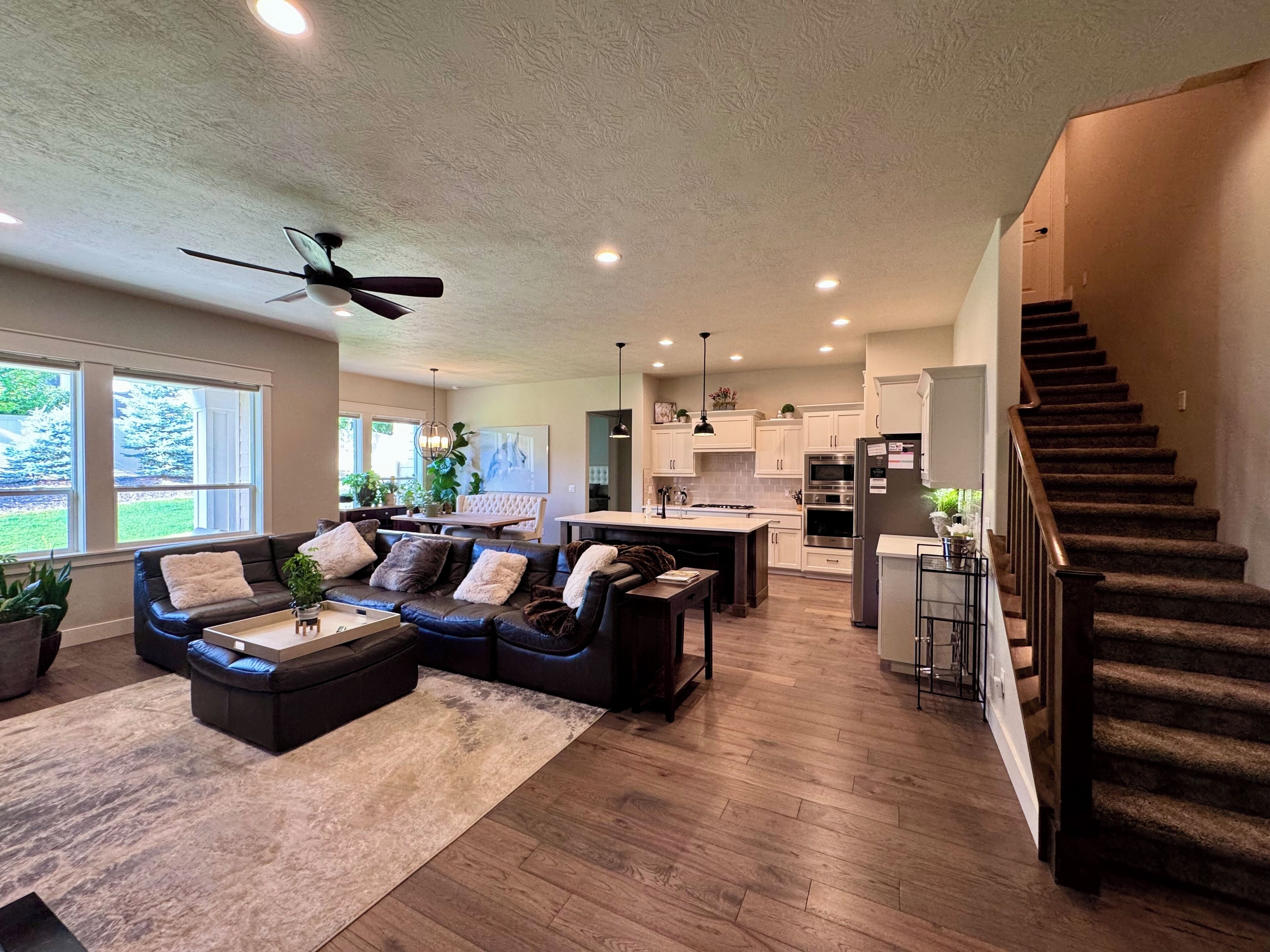 Smart TV, fireplace, books, music library