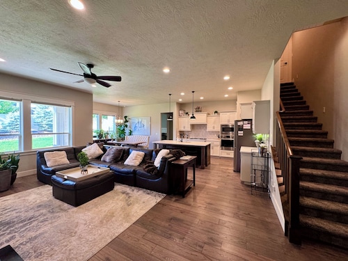 4BD 3BA Home in Quiet Community. Clean & Spacious. Pet-Friendly, Gated Yard.