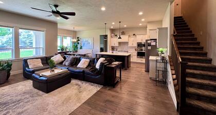 4BD 3BA Home in Quiet Community. Clean & Spacious. Pet-Friendly, Gated Yard.